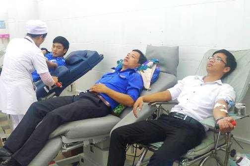 Đồng chí Vũ Huy Hùng (mặc áo xanh kế bạn áo trắng) tham gia hiến máu tình nguyện